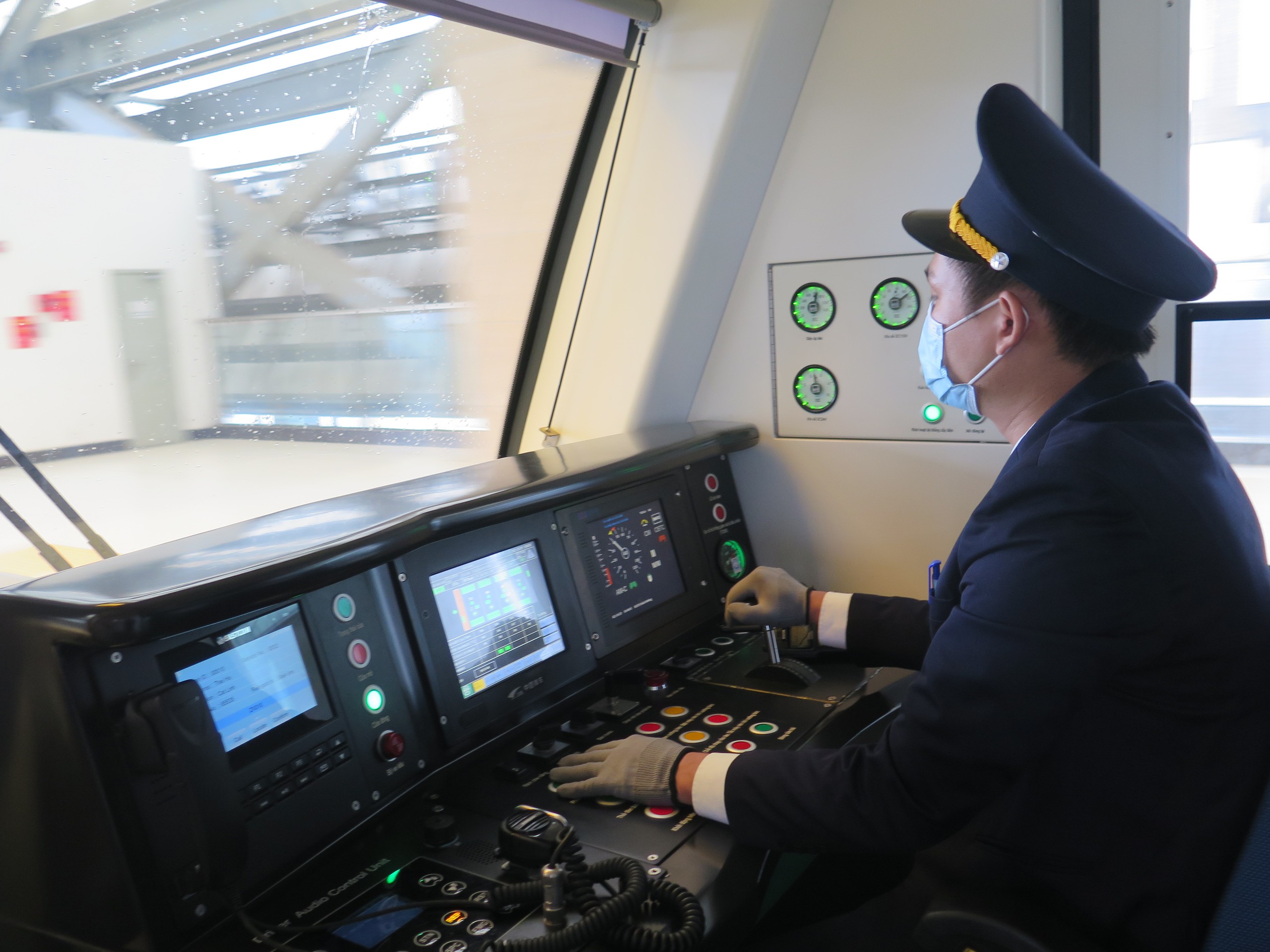 Đề xuất bỏ giới hạn tuổi lái tàu hỏa, giảm bớt chức danh nhân viên đường sắt - Ảnh 2.