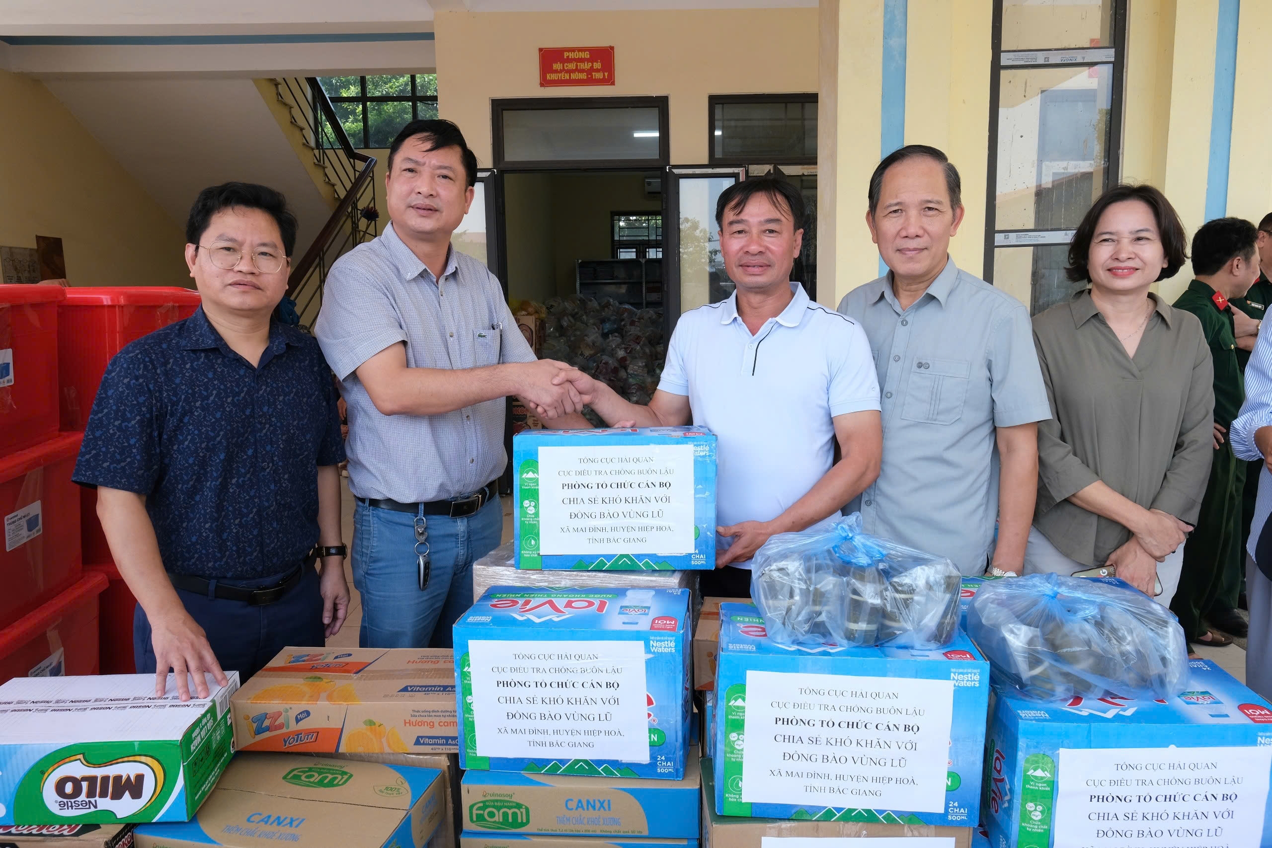 Cứu trợ ở tâm lũ ven sông Cầu, Bắc Giang- Ảnh 3. Cứu trợ ở tâm lũ ven sông Cầu, Bắc Giang- Ảnh 3.