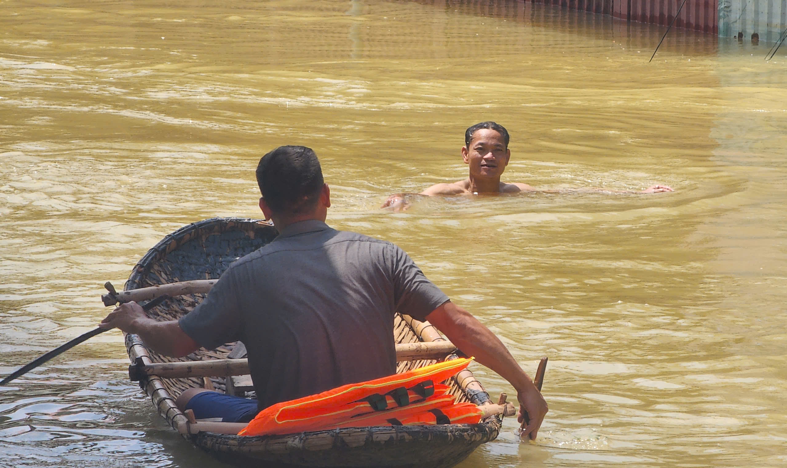 Cứu trợ ở tâm lũ ven sông Cầu, Bắc Giang- Ảnh 2. Cứu trợ ở tâm lũ ven sông Cầu, Bắc Giang- Ảnh 2.