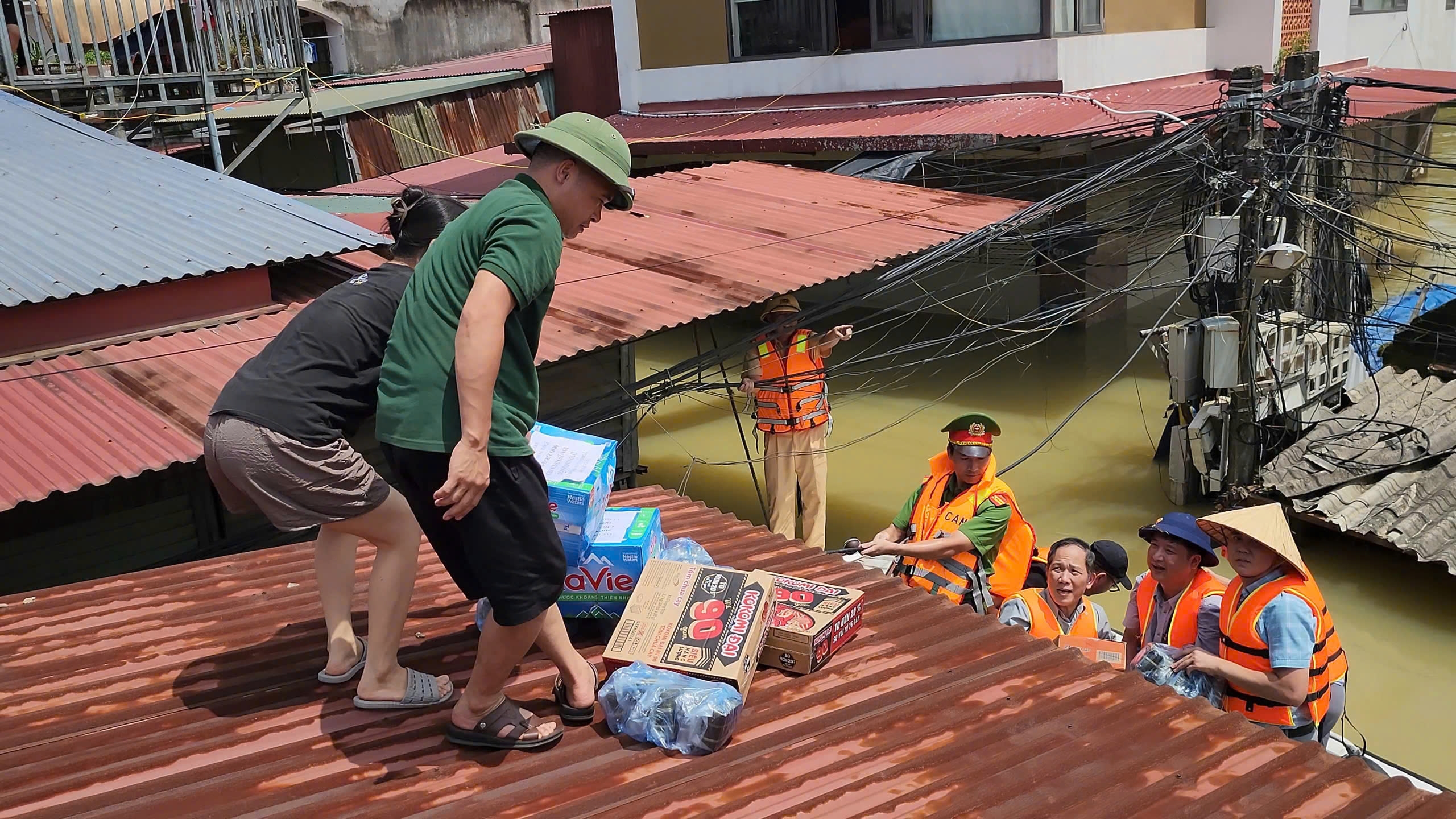 Cứu trợ ở tâm lũ ven sông Cầu, Bắc Giang- Ảnh 1. Cứu trợ ở tâm lũ ven sông Cầu, Bắc Giang- Ảnh 1.