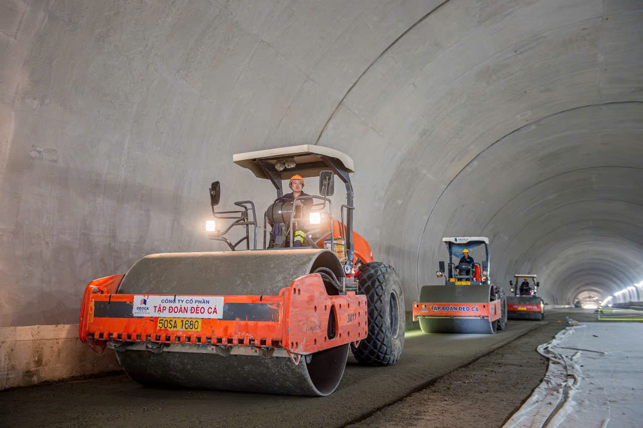 Dồn lực thi công cao tốc Bắc - Nam có 3 hầm xuyên núi vượt tiến độ - Ảnh 1.