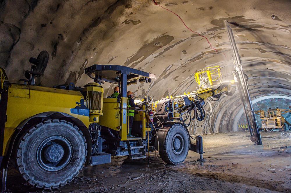 Thợ đào hầm cao tốc: Công không thiếu một đồng, lương không chậm một ngày - Ảnh 1.