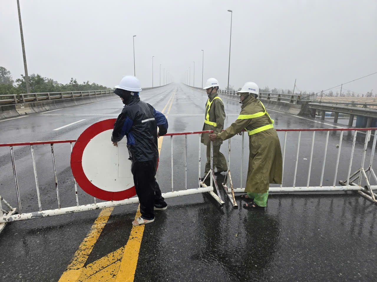 Theo dõi chặt chẽ và chủ động ứng phó với bão số 3 - Ảnh 1.