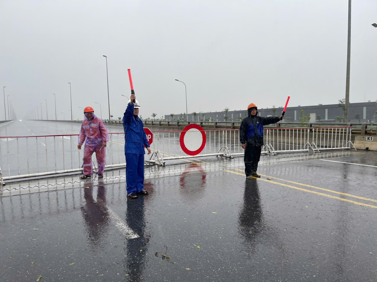 Bảo đảm an toàn công trình cầu trong trong bão Wipha - Ảnh 2.