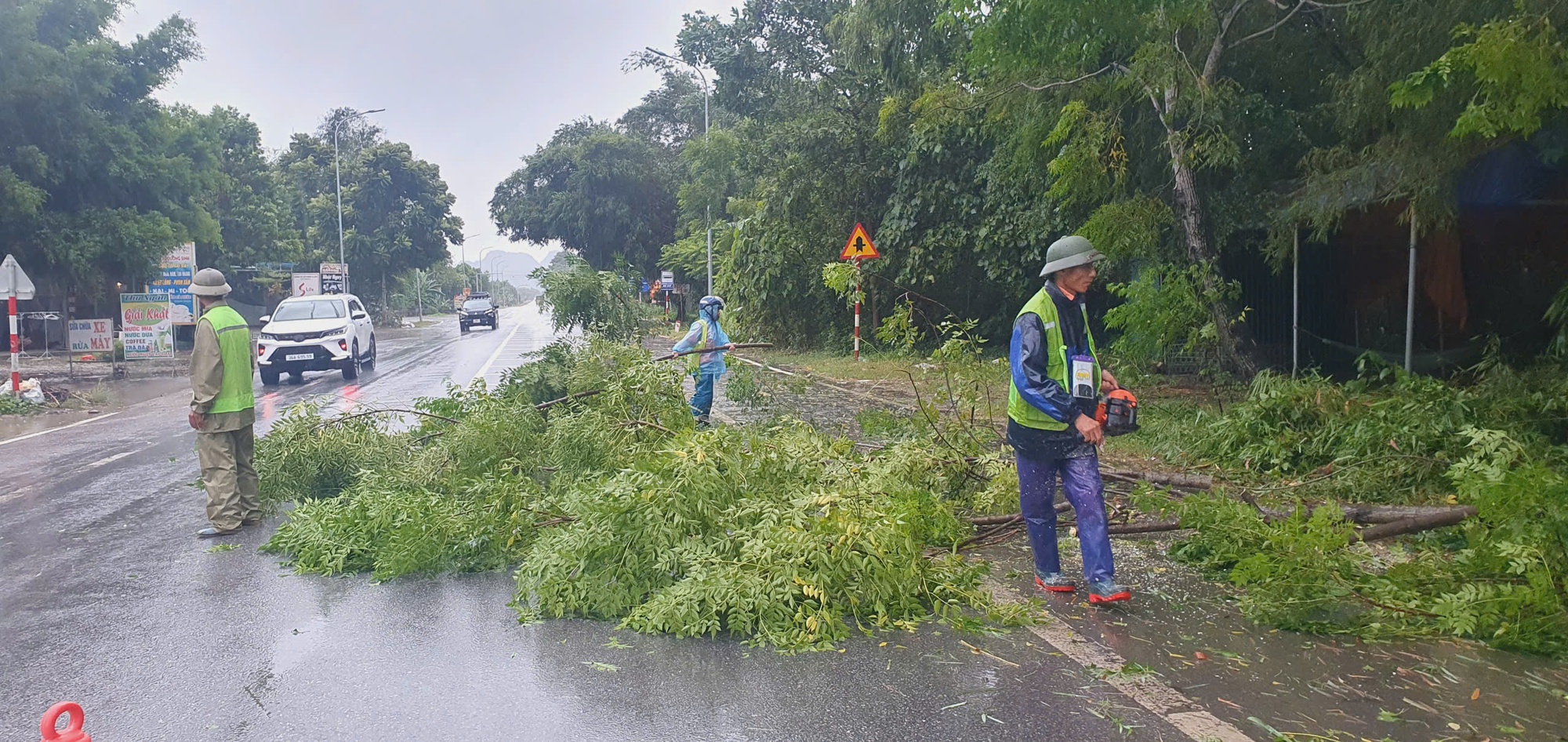 Theo dõi chặt chẽ và chủ động ứng phó với bão số 3 - Ảnh 2.