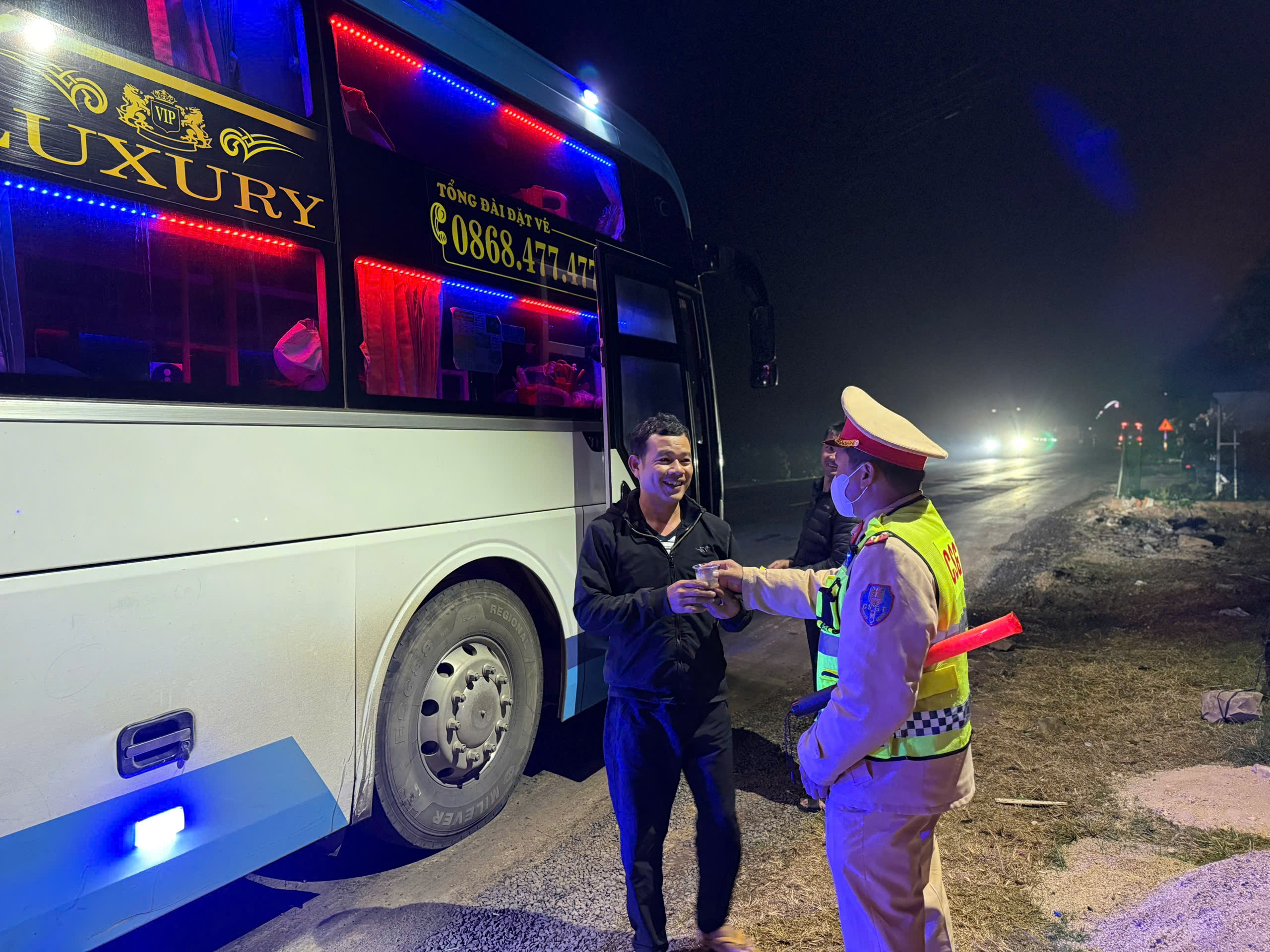 Công an Đắk Lắk, Đắk Nông hỗ trợ lái xe, người dân về quê đón Tết - Ảnh 1.