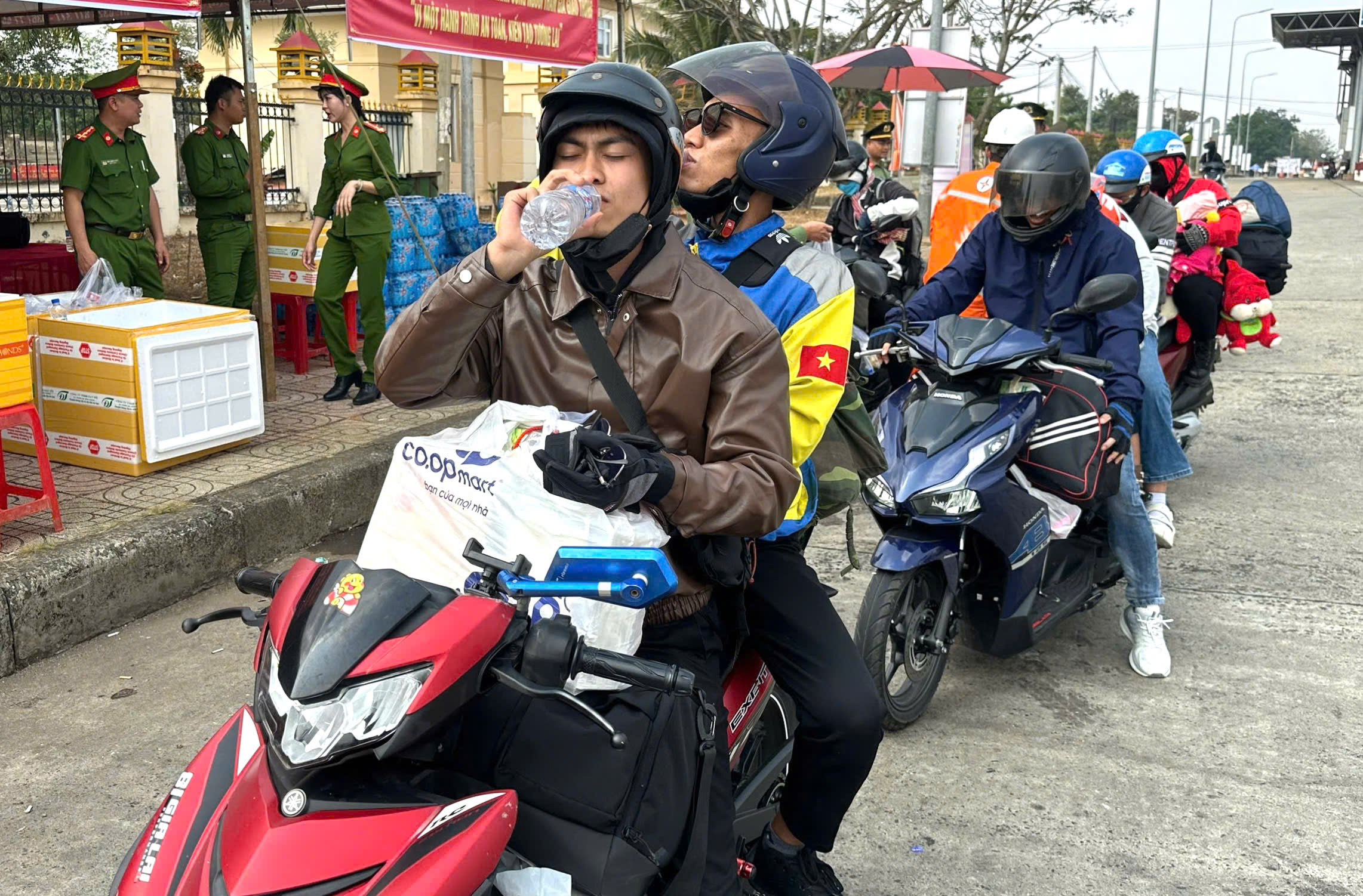 Công an Đắk Lắk, Đắk Nông hỗ trợ lái xe, người dân về quê đón Tết - Ảnh 7.