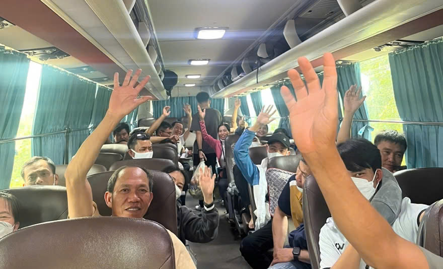 Ấm áp tình người trên những chuyến xe chở người Đèo Cả về quê ăn Tết - Ảnh 2.