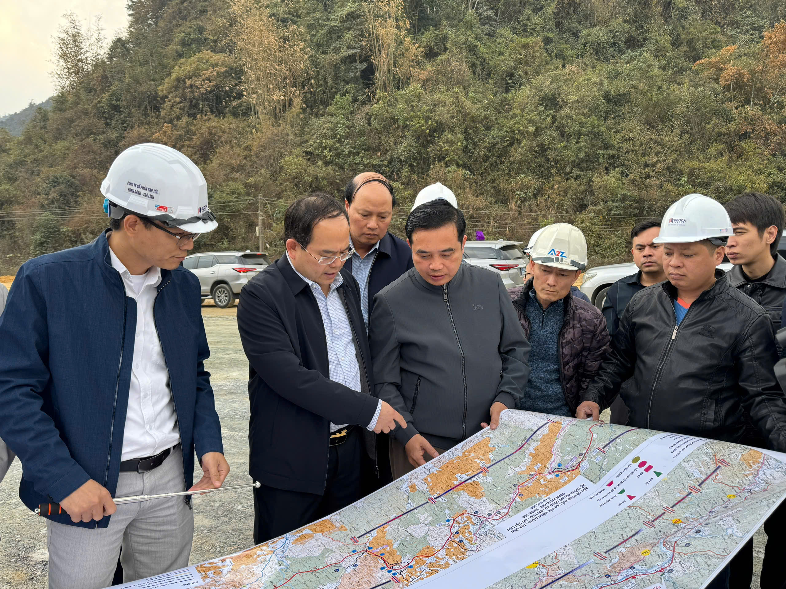 Bí thư Tỉnh uỷ Cao Bằng động viên công nhân thi công dự án Đồng Đăng - Trà Lĩnh xuyên Tết - Ảnh 1.