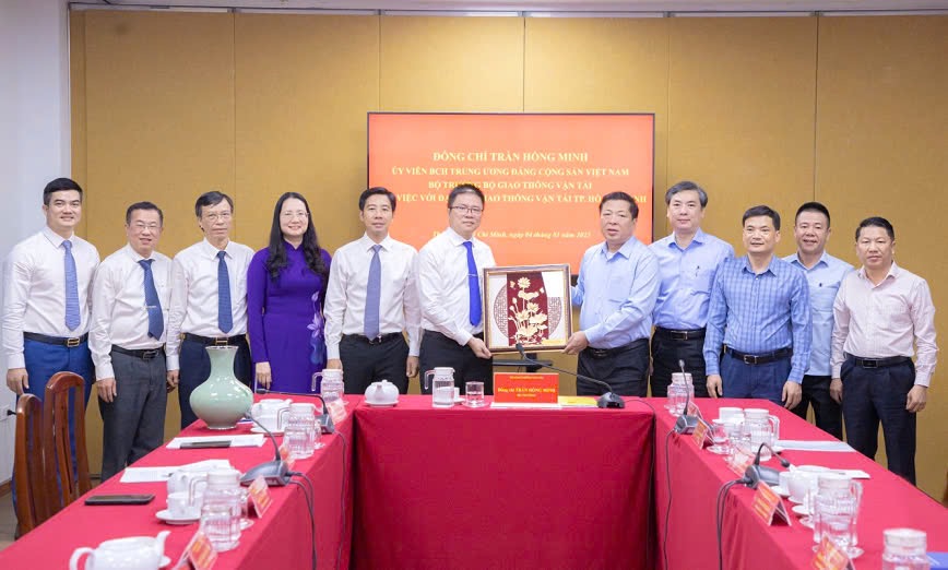 Bộ trưởng Trần Hồng Minh thăm và làm việc tại trường Đại học GTVT TP. HCM - Ảnh 4.