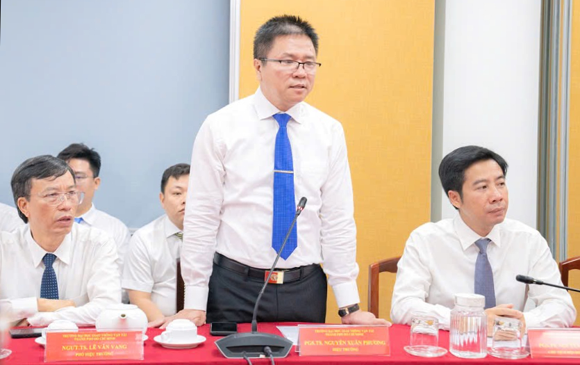 Bộ trưởng Trần Hồng Minh thăm và làm việc tại trường Đại học GTVT TP. HCM - Ảnh 2.