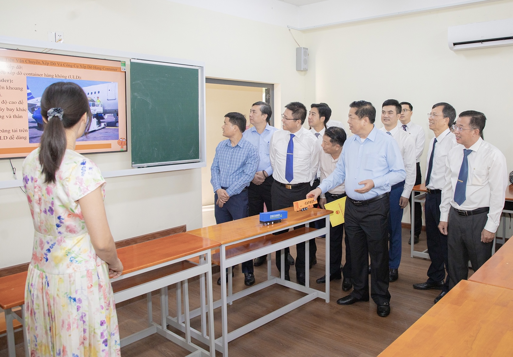 Bộ trưởng Trần Hồng Minh thăm và làm việc tại trường Đại học GTVT TP. HCM - Ảnh 1.