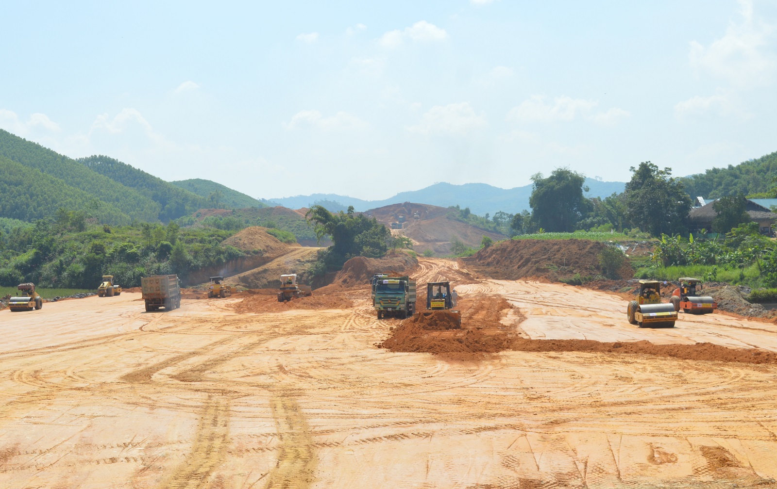 Đẩy nhanh tiến độ, chất lượng 4 dự án cao tốc trọng điểm - Ảnh 1.