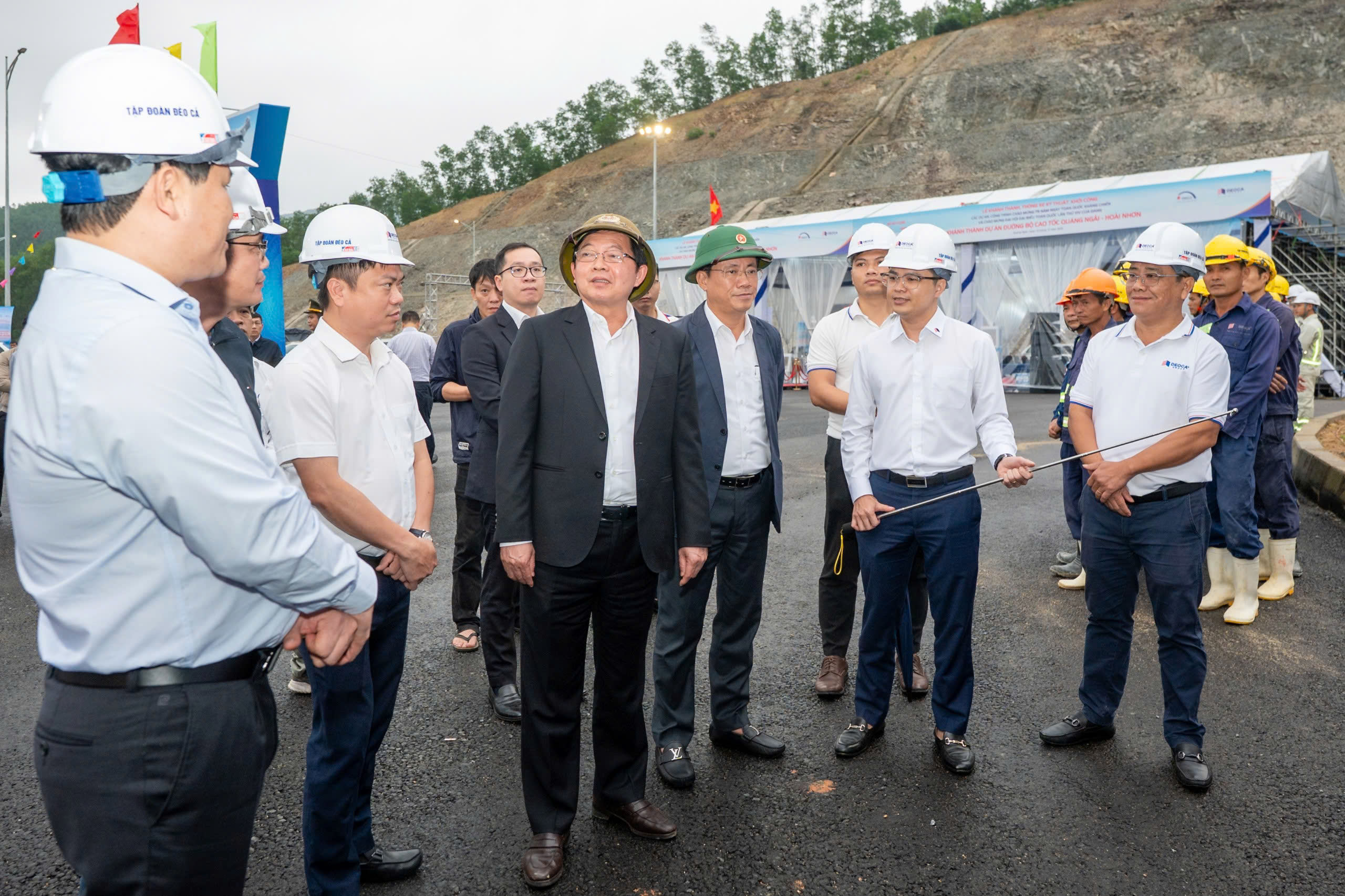 Phó Thủ tướng Hồ Quốc Dũng thăm, tặng quà người lao động dự án cao tốc Quảng Ngãi - Hoài Nhơn trước ngày khánh thành - Ảnh 6.