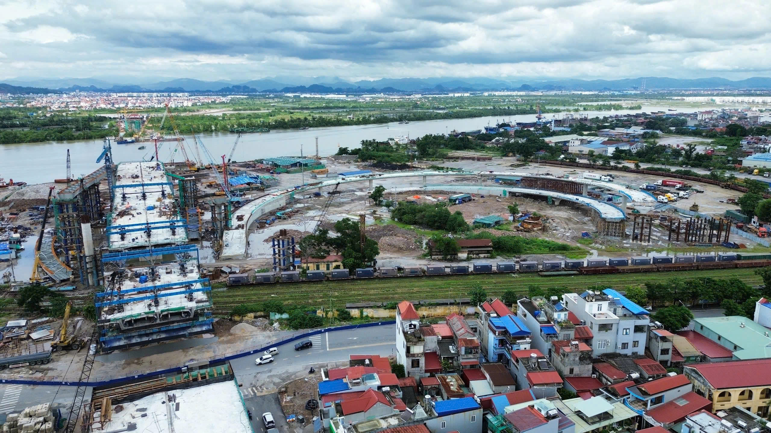 Phấn đấu hoàn thành mục tiêu giải ngân 100% kế hoạch vốn đầu tư công năm 2025 - Ảnh 2.