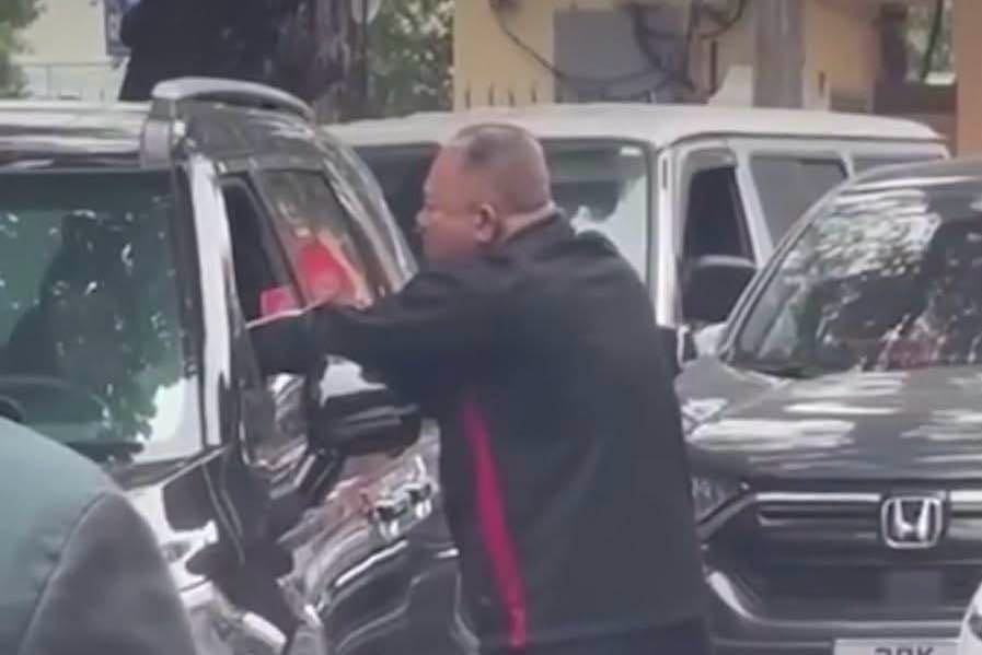 Video tài xế ôtô 7 chỗ bị đấm tới tấp trên phố Cửa Đông- Ảnh 1.