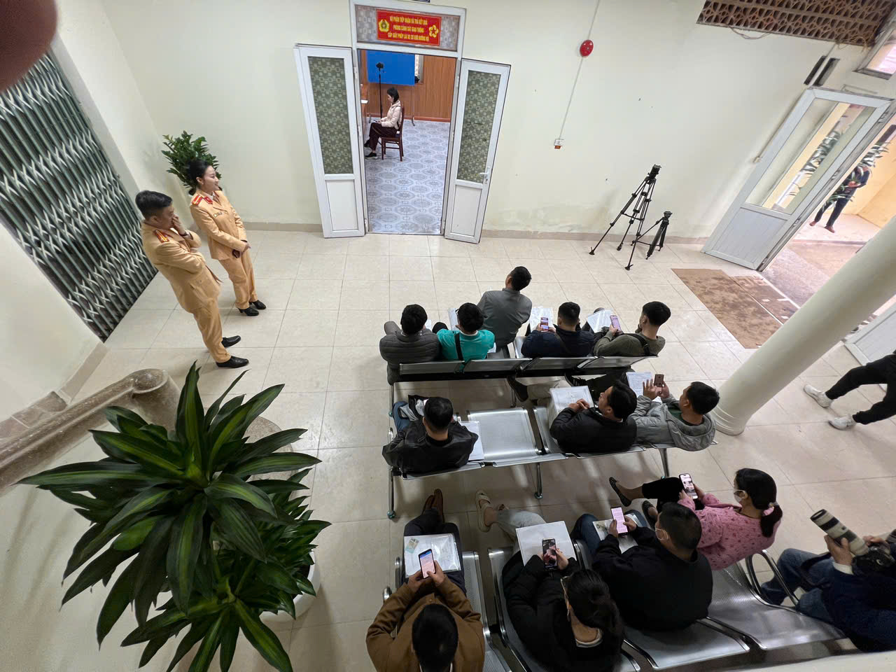 Ngày đầu CSGT thực hiện sát hạch, cấp giấy phép lái xe- Ảnh 1.