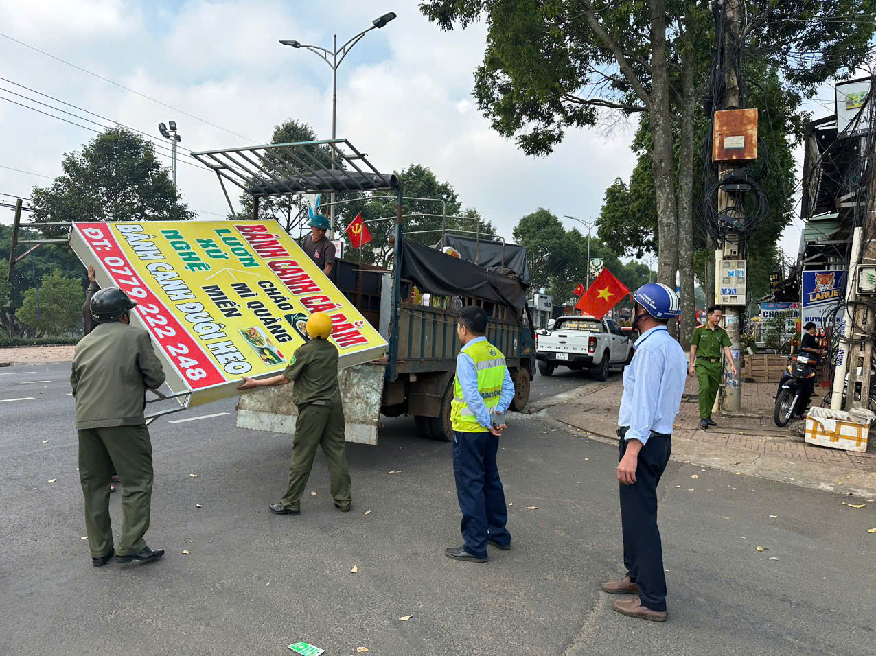 Nỗ lực bảo vệ hành lang an toàn đường bộ trên các tuyến quốc lộ ở Tây Nguyên - Ảnh 1.