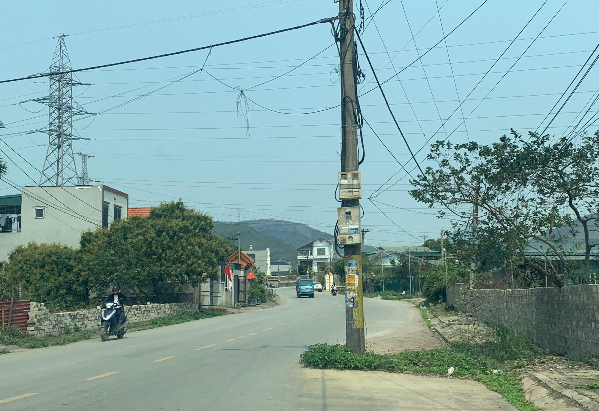 Quảng Ninh: “Lạ lùng” nhiều cột điện nằm dưới lòng đường - Ảnh 1.