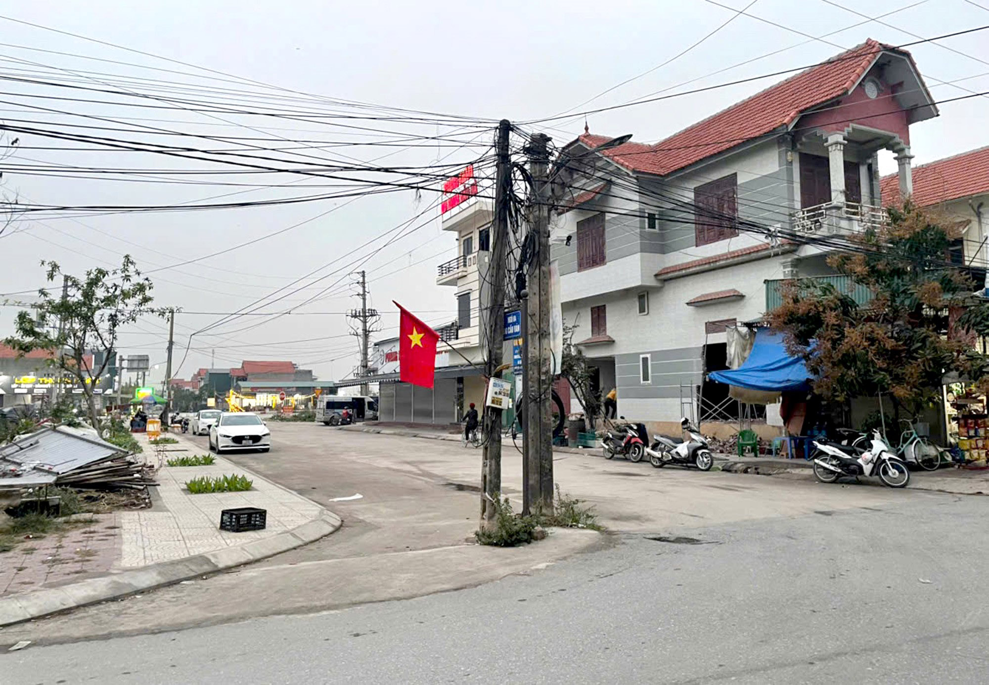 Quảng Ninh: “Lạ lùng” nhiều cột điện nằm dưới lòng đường - Ảnh 3.