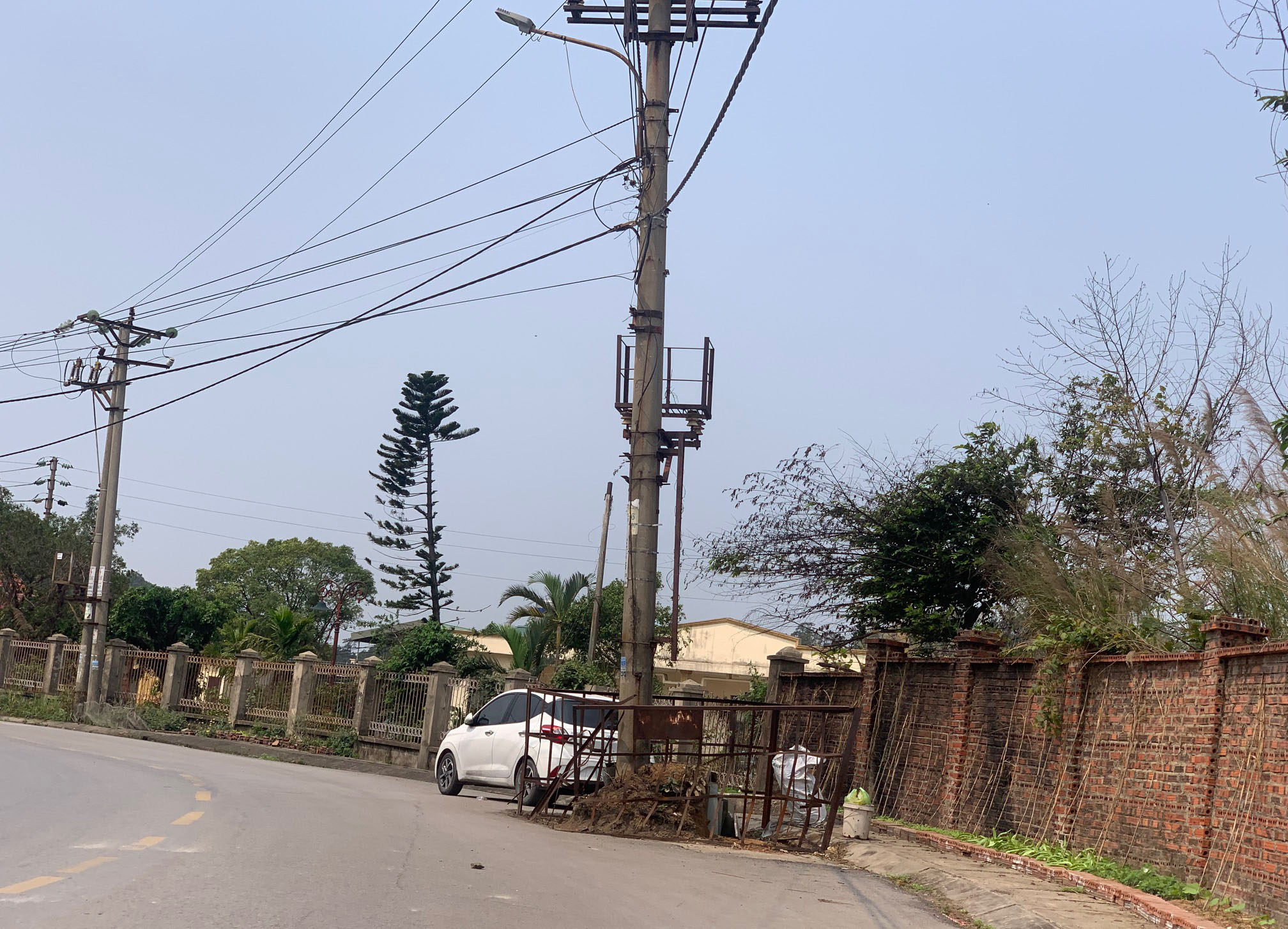 Quảng Ninh: “Lạ lùng” nhiều cột điện nằm dưới lòng đường - Ảnh 2.