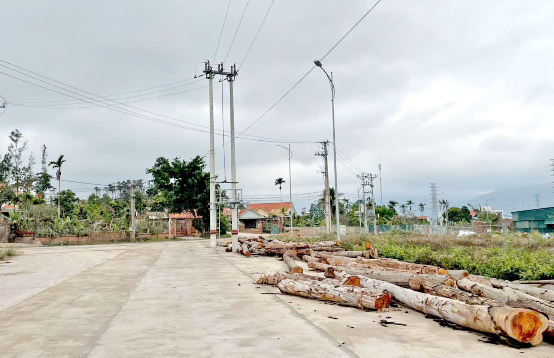 Quảng Ninh: “Lạ lùng” nhiều cột điện nằm dưới lòng đường - Ảnh 4.