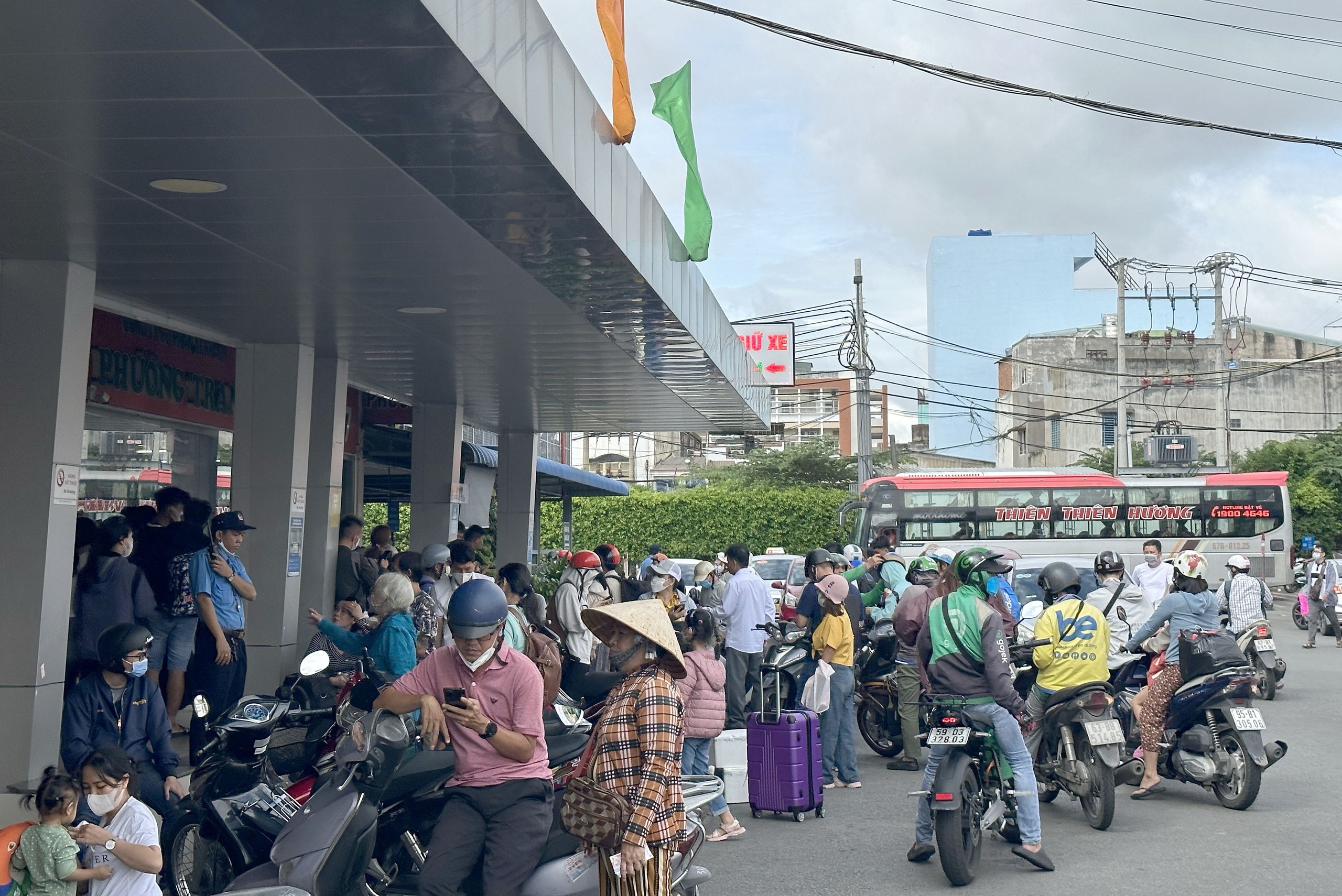 Các bến xe TP. HCM đón 110.900 lượt khách/ngày cao điểm lễ 30/4 - Ảnh 1.
