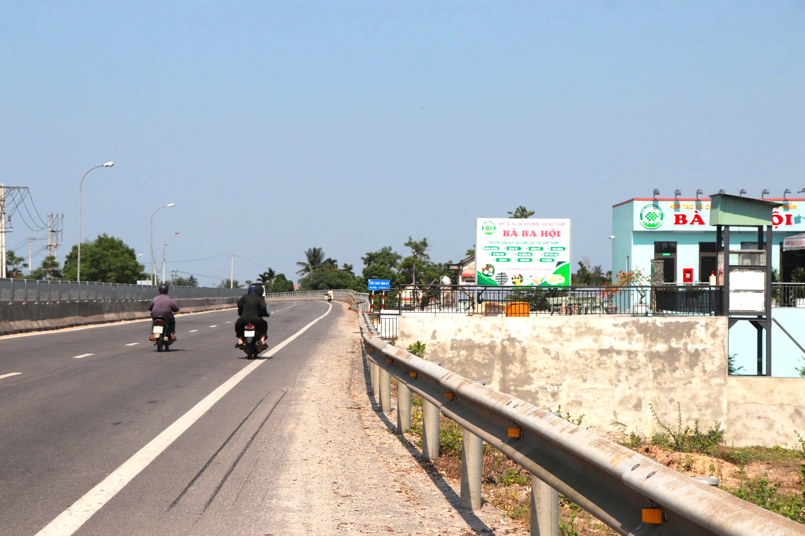 Quảng Nam: Kịp thời ngăn chặn, xử lý nghiêm các trường hợp tháo dỡ hộ lan, đấu nối đường vào QL1 gây mất ATGT - Ảnh 1.