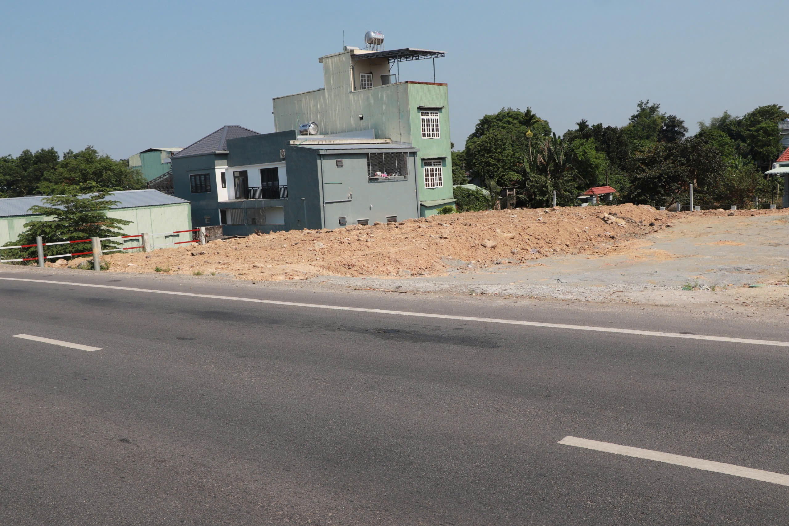 Quảng Nam: Kịp thời ngăn chặn, xử lý nghiêm các trường hợp tháo dỡ hộ lan, đấu nối đường vào QL1 gây mất ATGT - Ảnh 2.