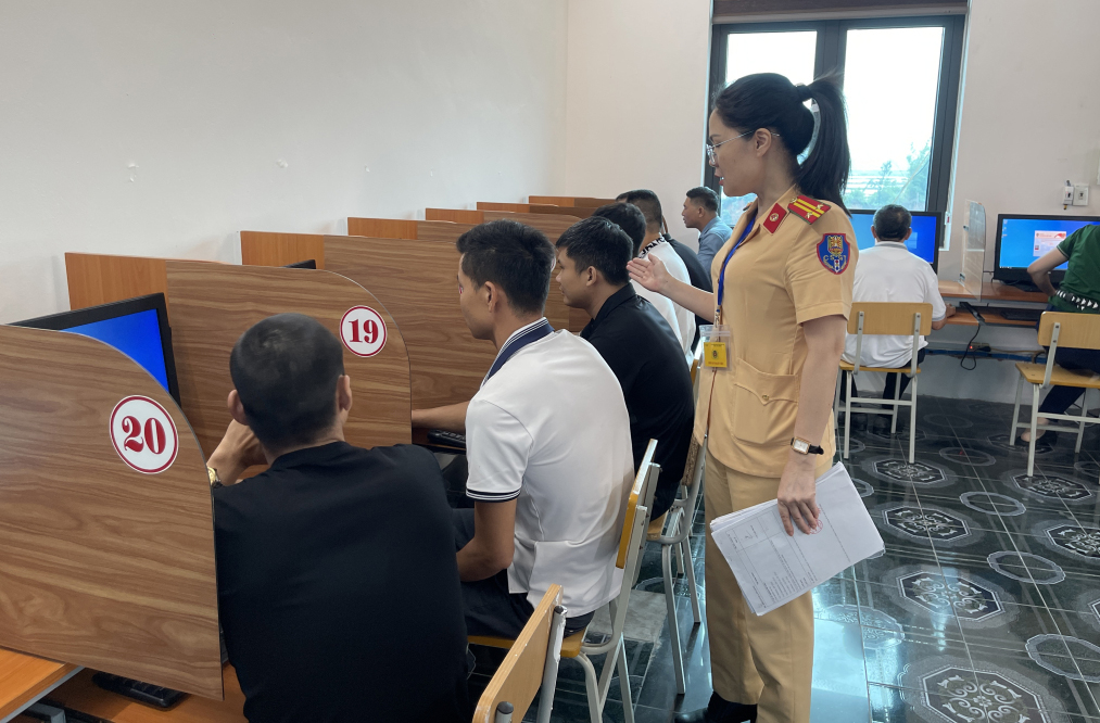 Công an tỉnh Quảng Ninh tổ chức kỳ sát hạch lái xe đầu tiên - Ảnh 1.