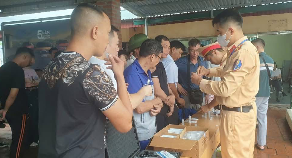 Công an tỉnh Quảng Ninh tổ chức kỳ sát hạch lái xe đầu tiên - Ảnh 2.