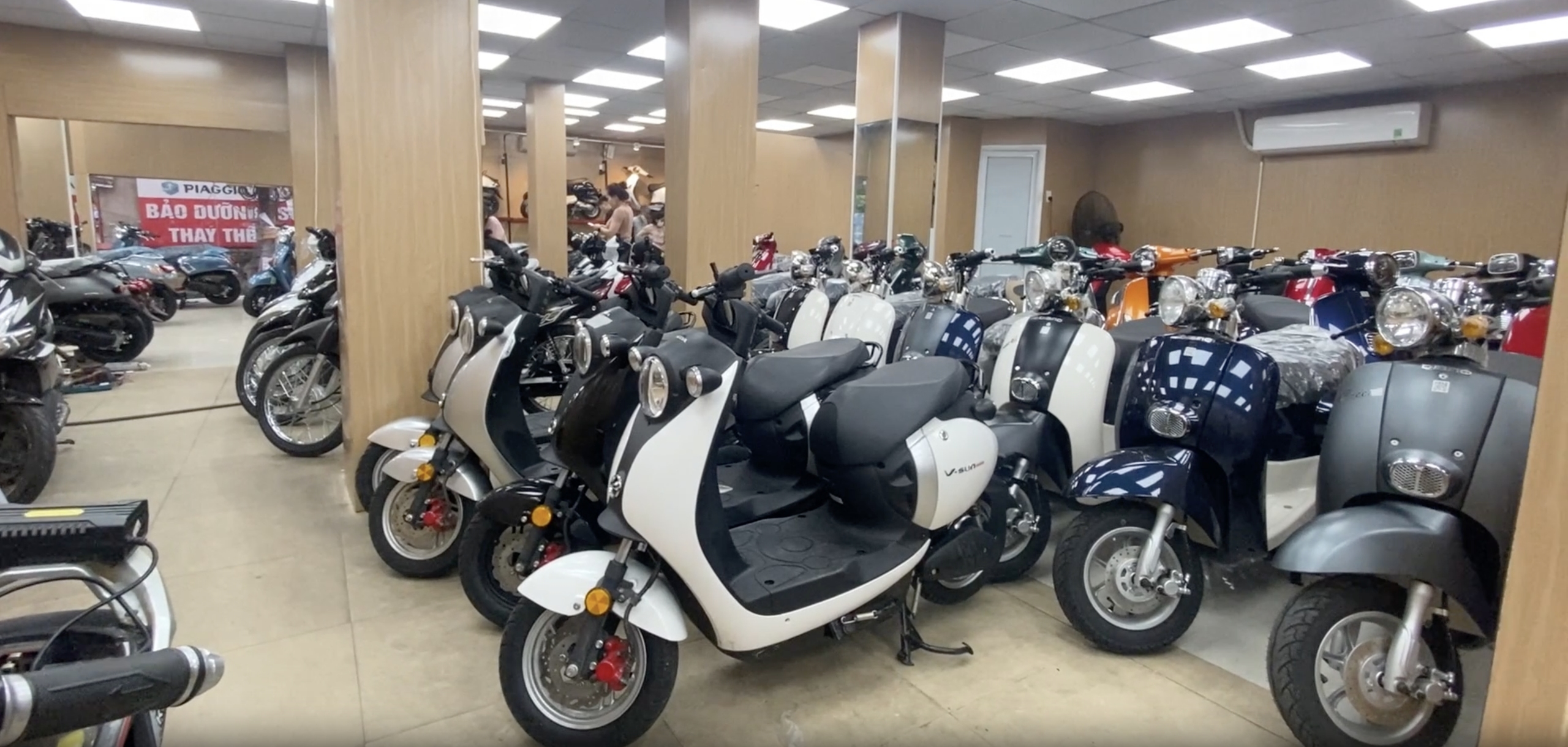 Nở rộ cuộc đua xe máy điện giá rẻ cho học sinh, hàng trôi nổi dần bị loại bỏ - Ảnh 1.