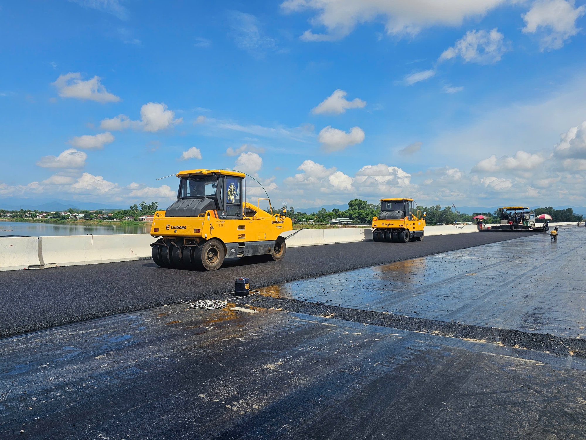 Bộ Xây dựng thúc tiến độ hoàn thành tuyến cao tốc Hoài Nhơn - Quy Nhơn - Chí Thạnh - Ảnh 1.