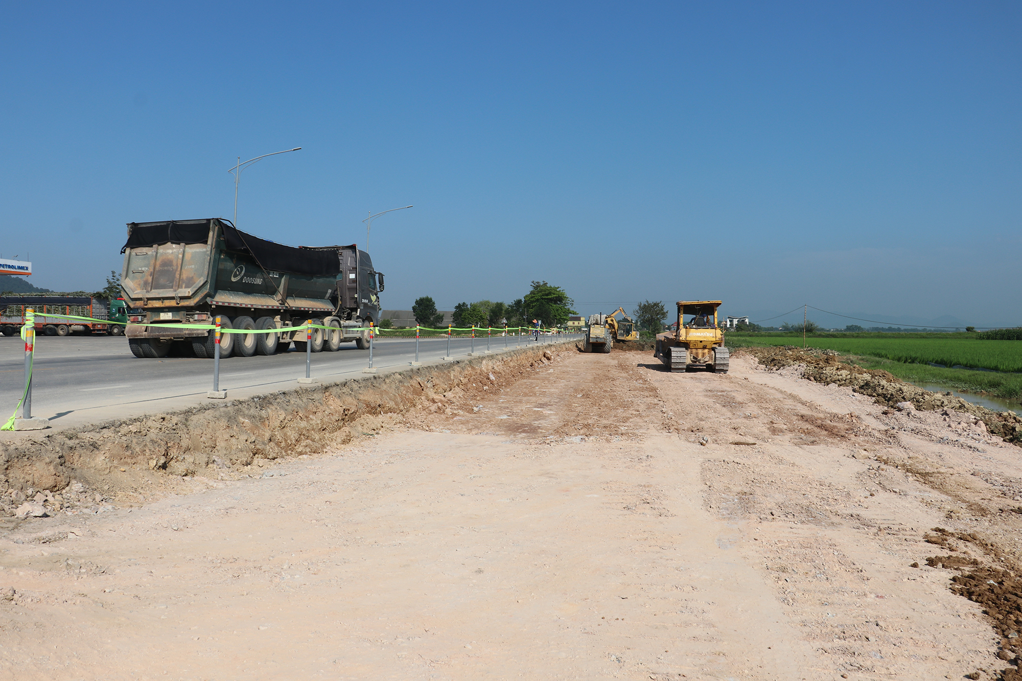 Bộ Xây dựng chỉ đạo tăng tốc thi công dự án mở rộng QL46 qua Nghệ An - Ảnh 1.
