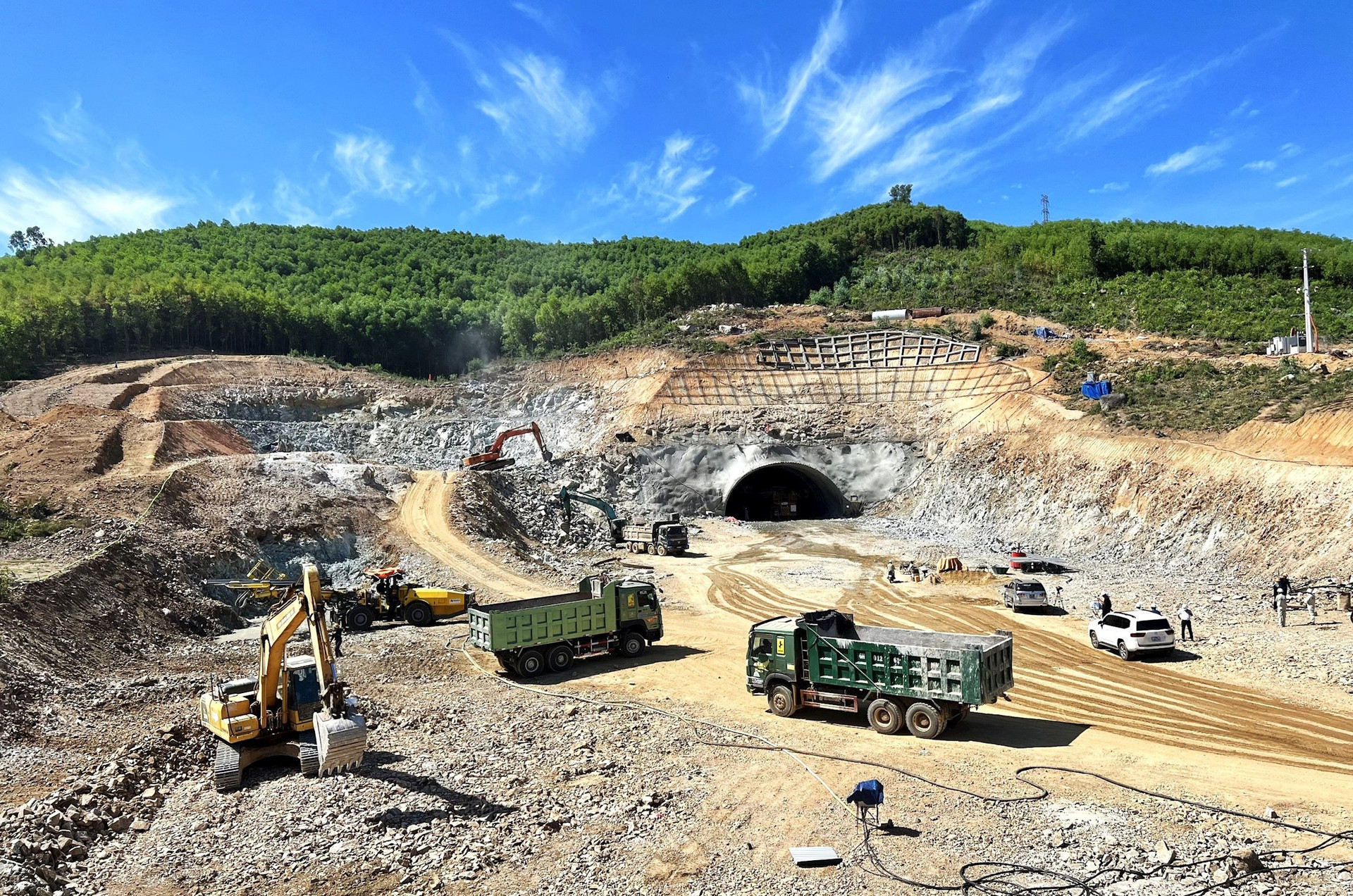 Bộ Xây dựng đề nghị xử lý dứt điểm mặt bằng cao tốc Quảng Ngãi - Hoài Nhơn - Ảnh 1.