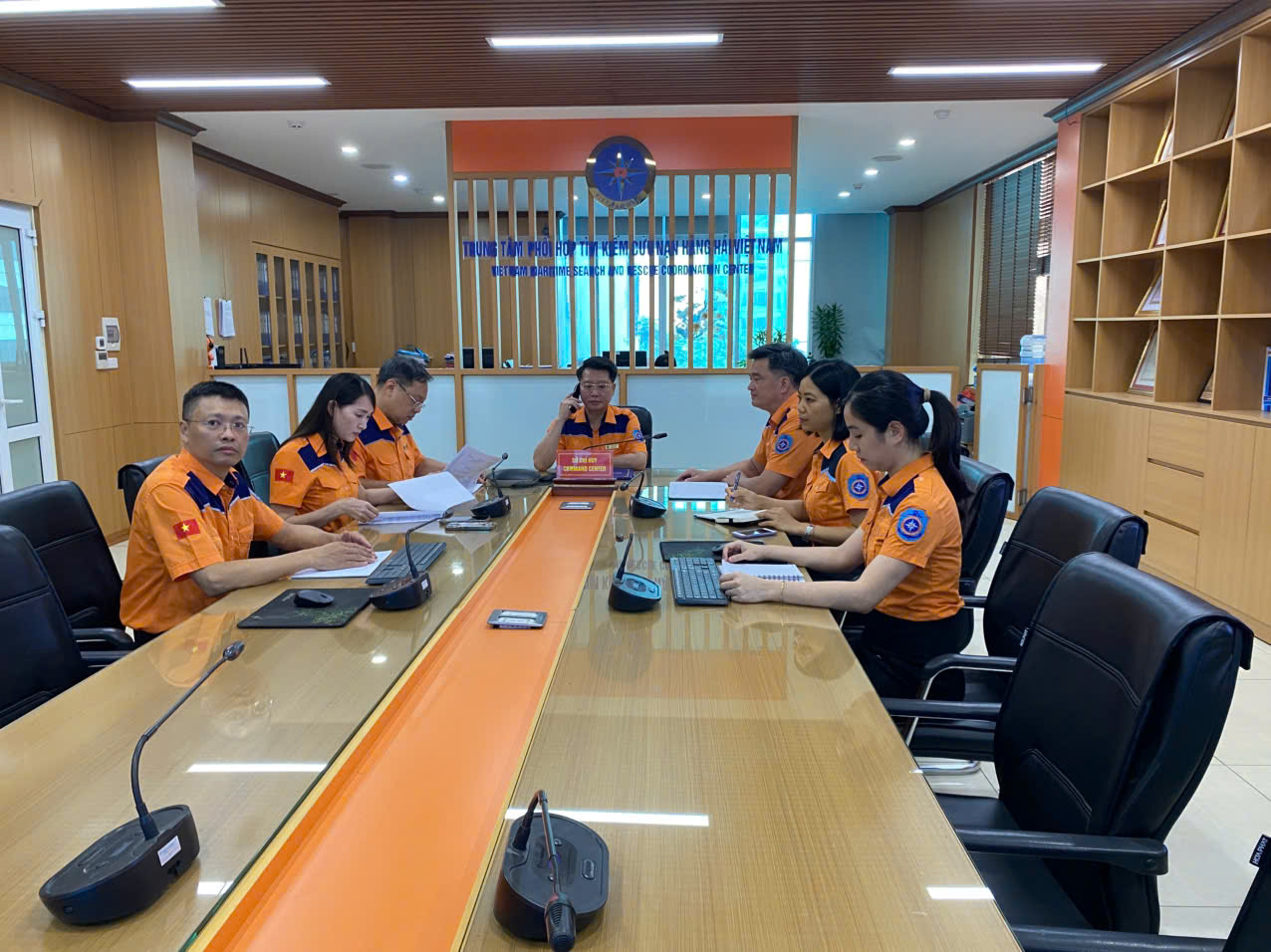 Lực lượng cứu nạn hàng hải và 2 bác sỹ vượt sóng khẩn cấp cứu ngư dân đột quỵ não - Ảnh 3.