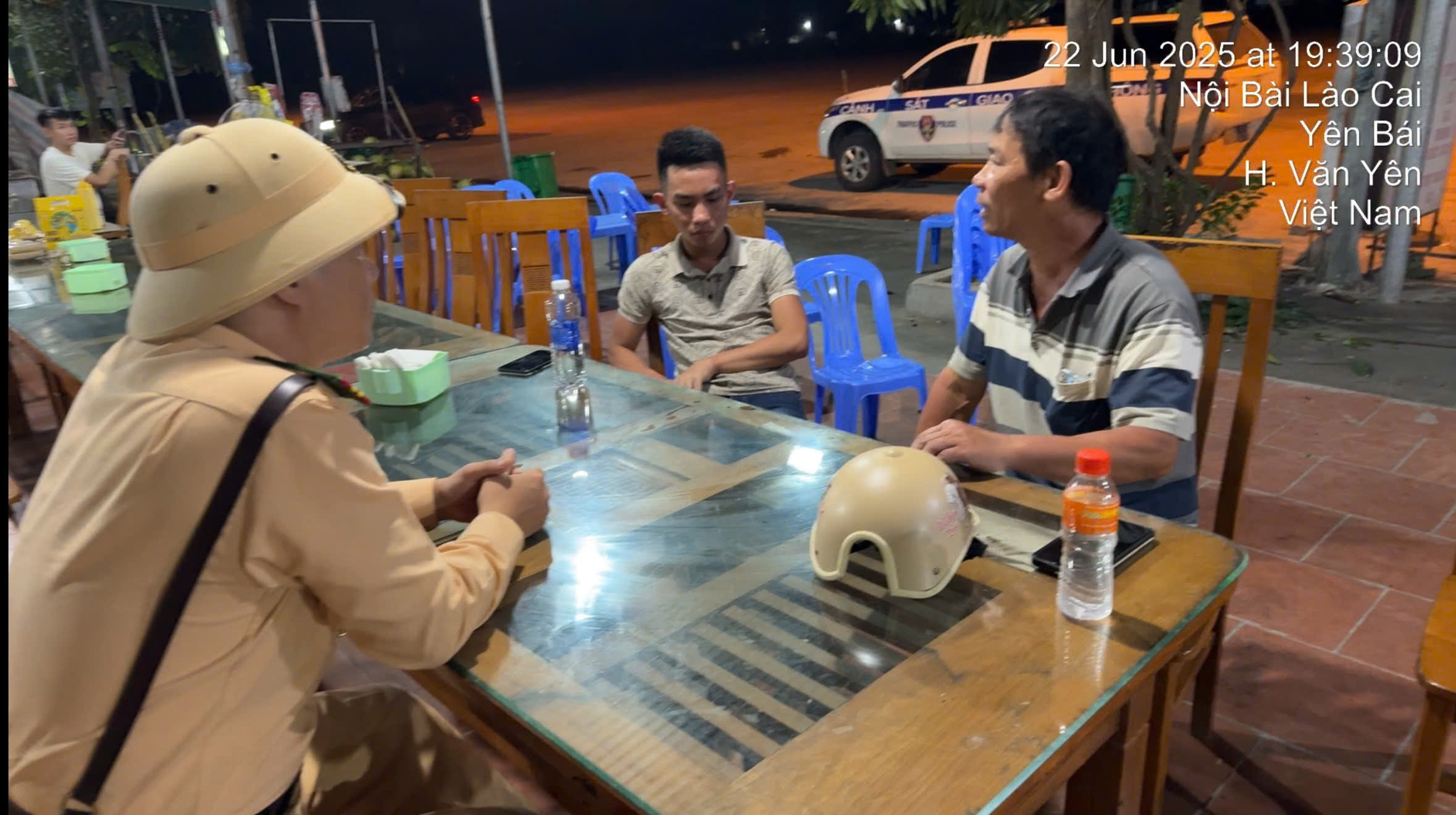 Video CSGT kịp thời giúp đỡ thiếu niên lang thang trên cao tốc, đưa về với gia đình - Ảnh 1.