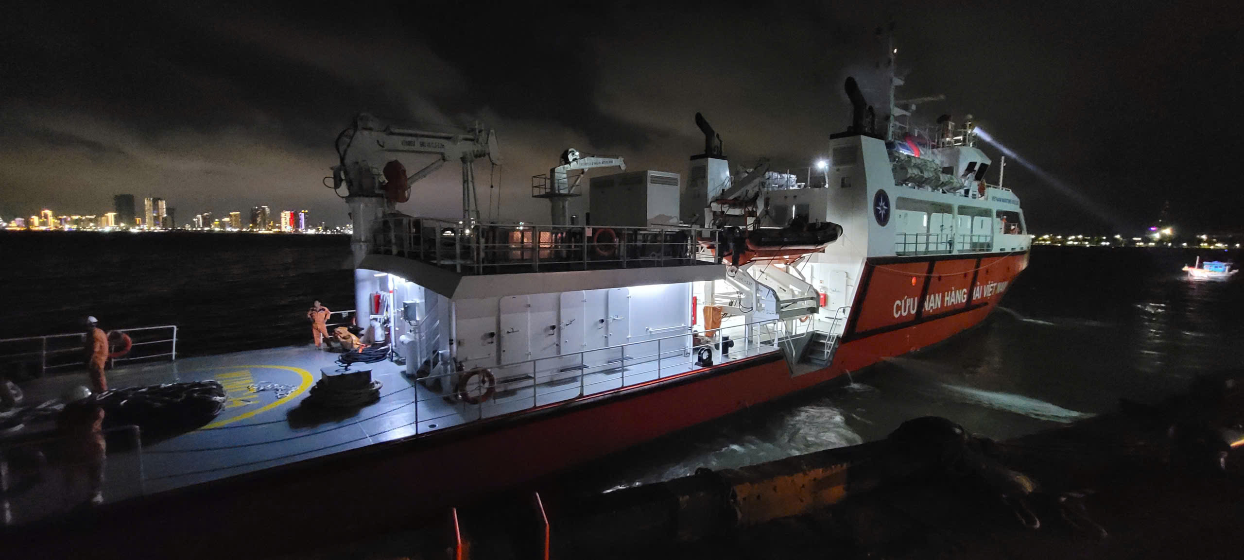 Lực lượng cứu nạn hàng hải và 2 bác sỹ vượt sóng khẩn cấp cứu ngư dân đột quỵ não - Ảnh 2.