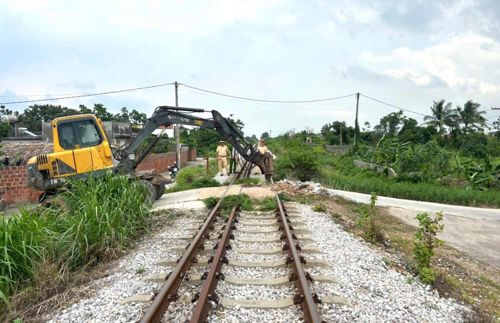 Quảng Ninh: Xóa 14 điểm lối đi tự mở qua đường sắt không đảm bảo ATGT - Ảnh 1.