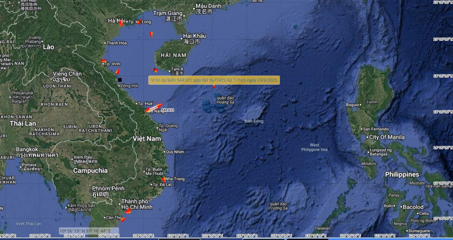 Lực lượng cứu nạn hàng hải và 2 bác sỹ vượt sóng khẩn cấp cứu ngư dân đột quỵ não - Ảnh 1.