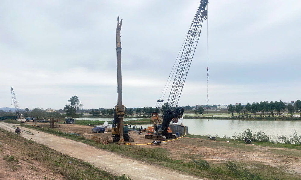 Bộ Xây dựng đề nghị Bắc Giang giải quyết dứt điểm mặt bằng cầu đường sắt Cẩm Lý - Ảnh 1.