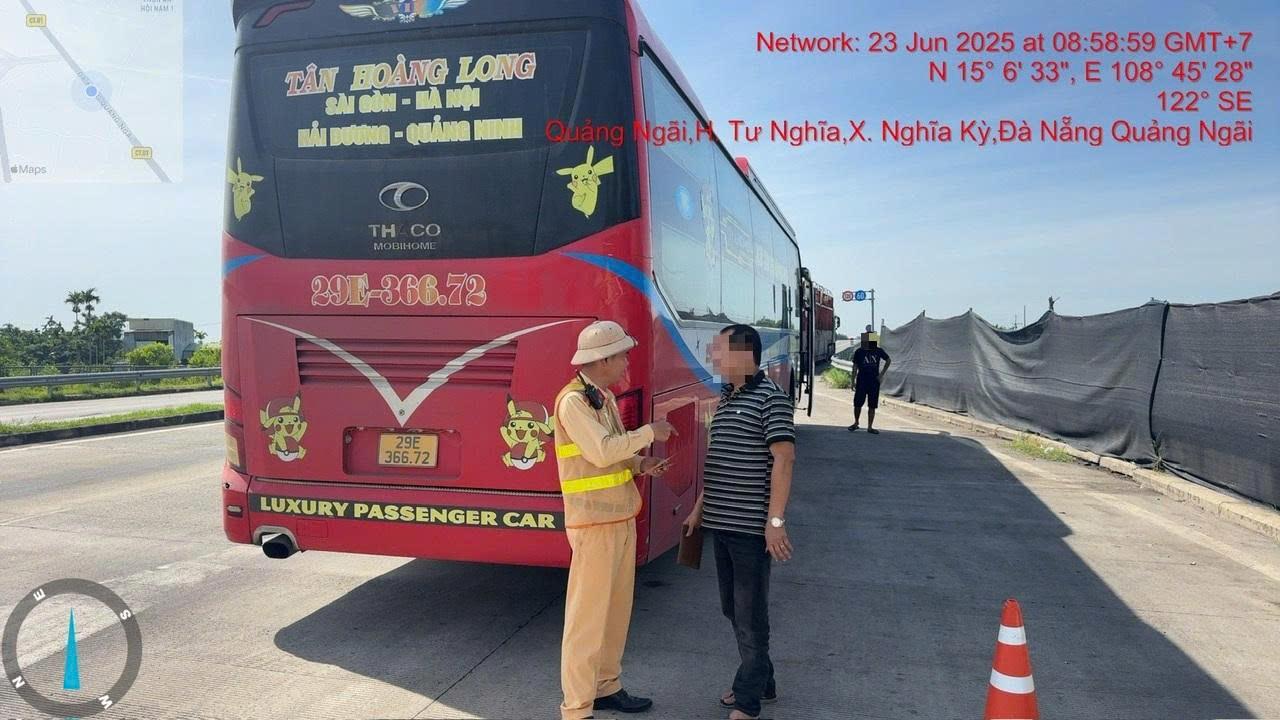 Video: CSGT xử lý tài xế sử dụng điện thoại khi lái xe khách giường nằm trên cao tốc- Ảnh 1.