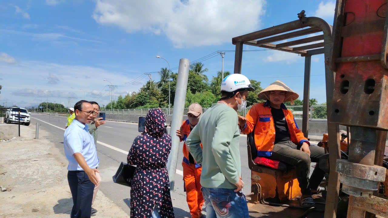 Quảng Nam: Dân tiếp tục cản trở việc rào đóng hộ lan, đảm bảo ATGT tuyến QL1 - Ảnh 1.