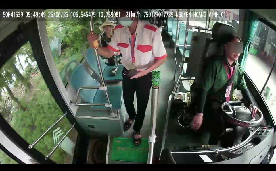 CSGT TP.HCM kiểm tra nồng độ cồn, ma túy đối với tài xế xe buýt - Ảnh 10.