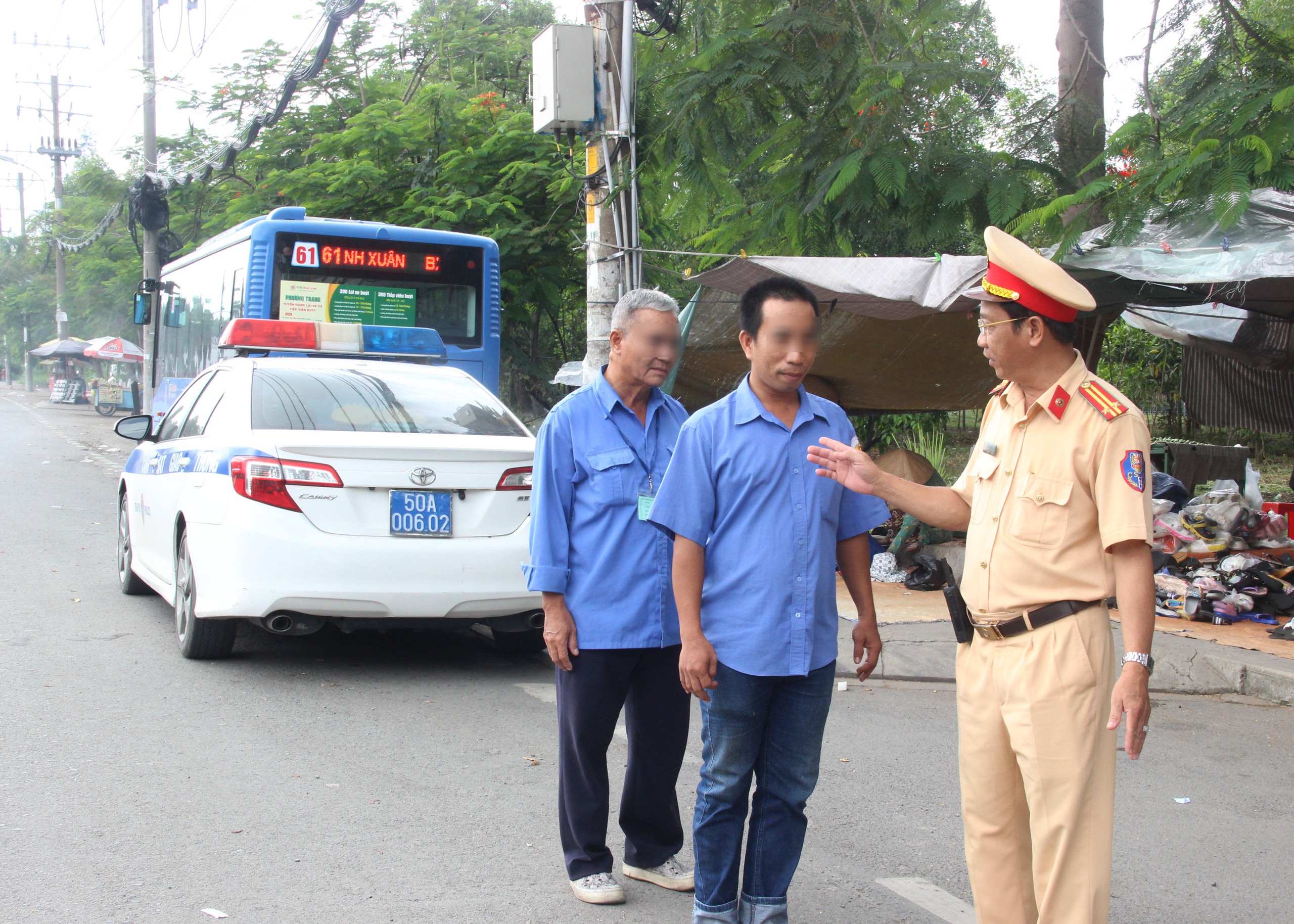 CSGT TP.HCM kiểm tra nồng độ cồn, ma túy đối với tài xế xe buýt - Ảnh 2.