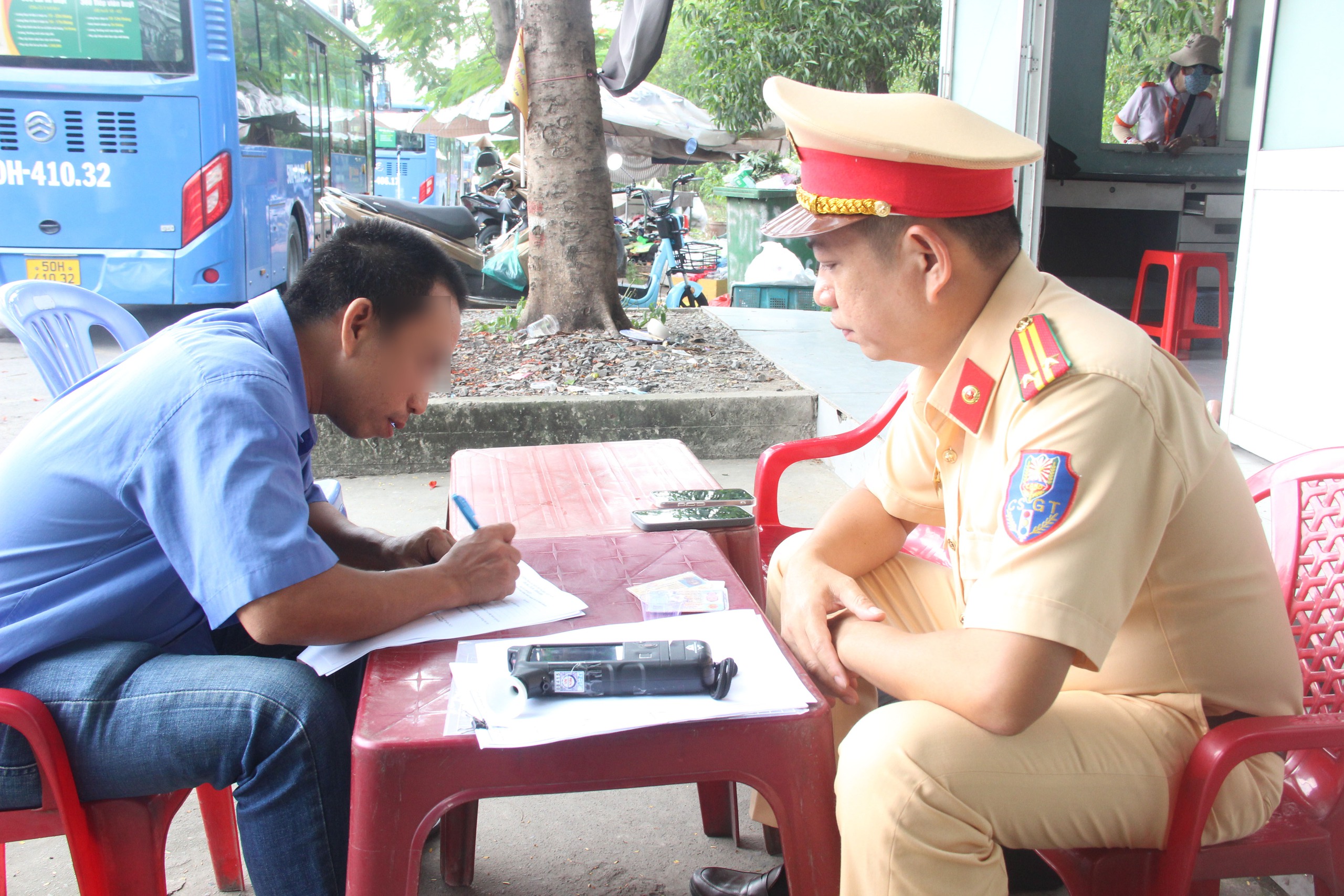 CSGT TP.HCM kiểm tra nồng độ cồn, ma túy đối với tài xế xe buýt - Ảnh 9.