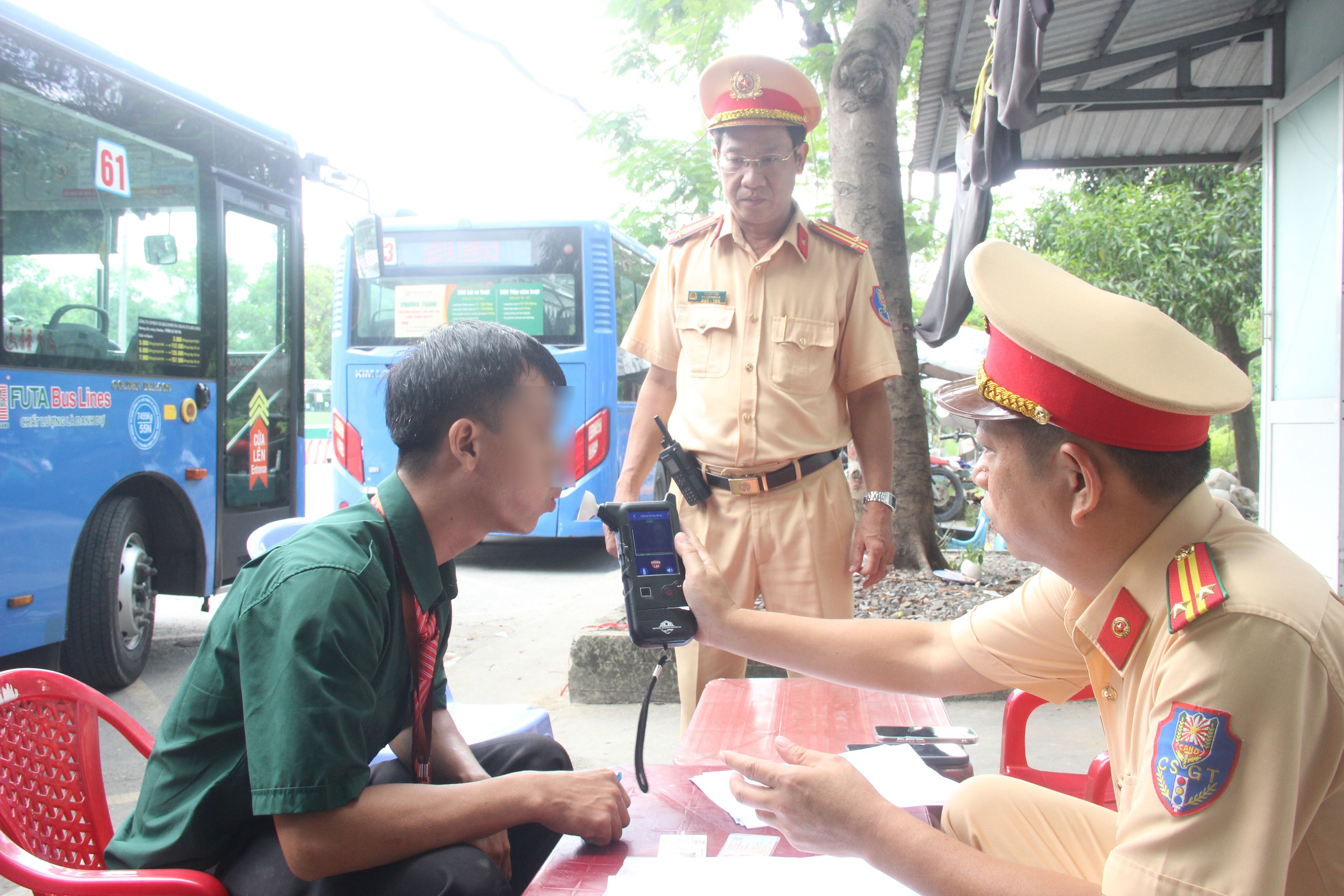 CSGT TP.HCM kiểm tra nồng độ cồn, ma túy đối với tài xế xe buýt - Ảnh 5.