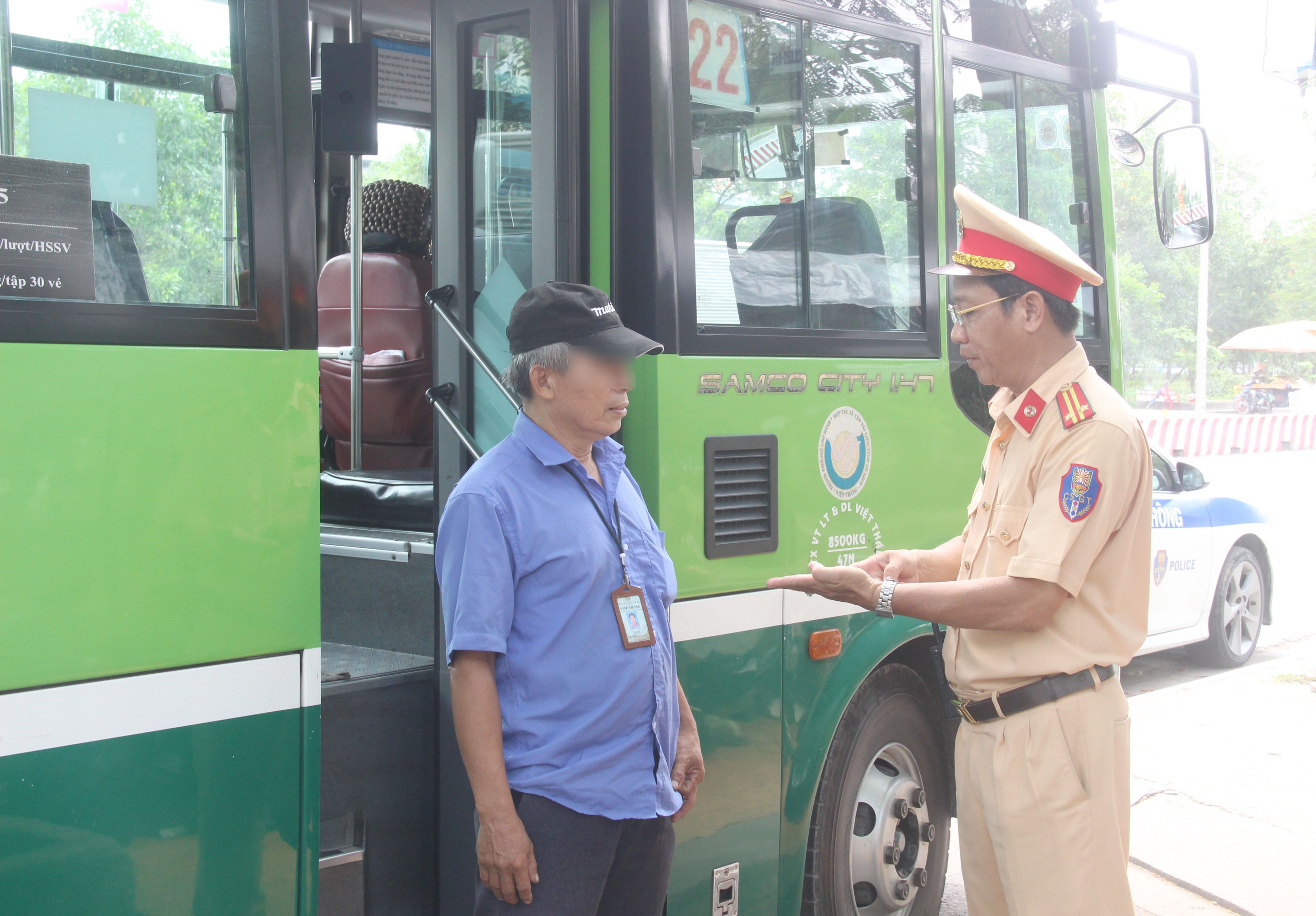 CSGT TP.HCM kiểm tra nồng độ cồn, ma túy đối với tài xế xe buýt - Ảnh 3.