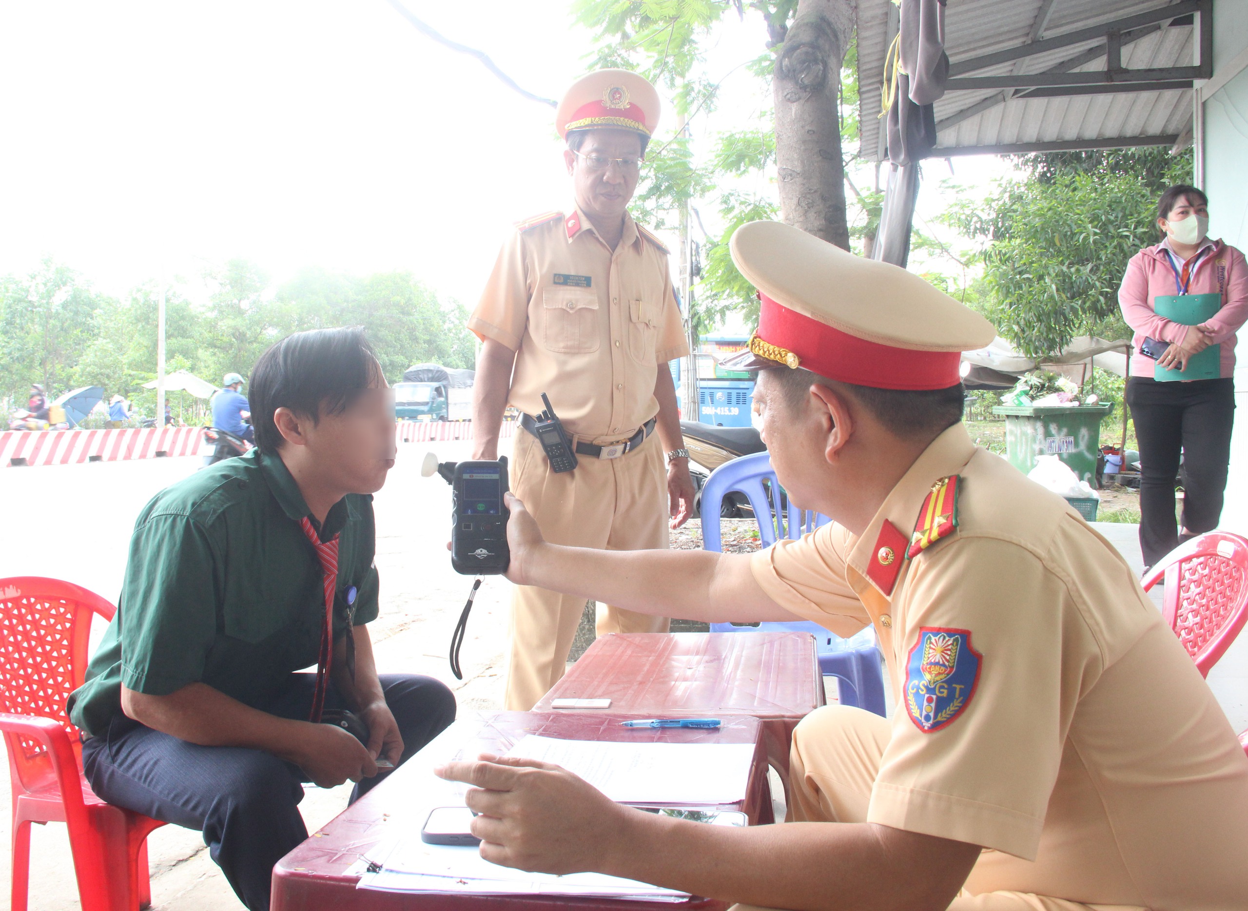 CSGT TP.HCM kiểm tra nồng độ cồn, ma túy đối với tài xế xe buýt - Ảnh 6.