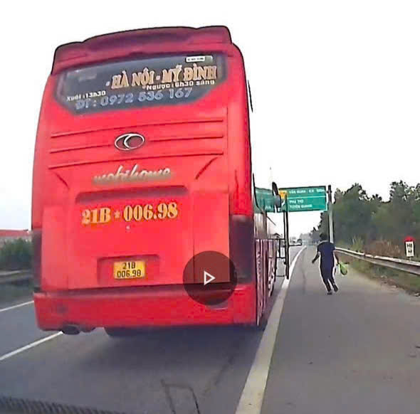 CSGT phạt tiền, tước phù hiệu, trừ điểm bằng lái tài xế ô tô đón khách trên cao tốc - Ảnh 1.